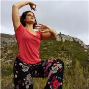 Je propose des cours de yoga qui s'adaptent à toutes et tous.
Je suis formée pour enseigner le hatha yoga classique, le yoga pré et postnatal ainsi que le yoga sur chaise